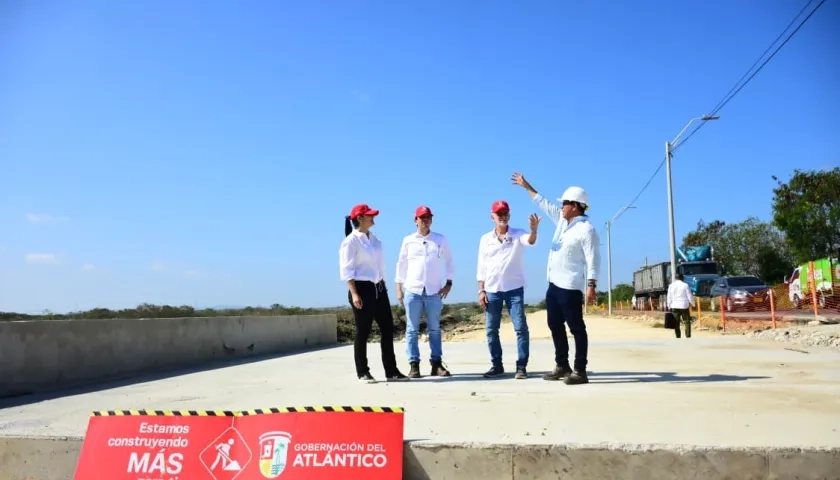 Gobernador Verano durante la inspección de obras en Juan Mina.