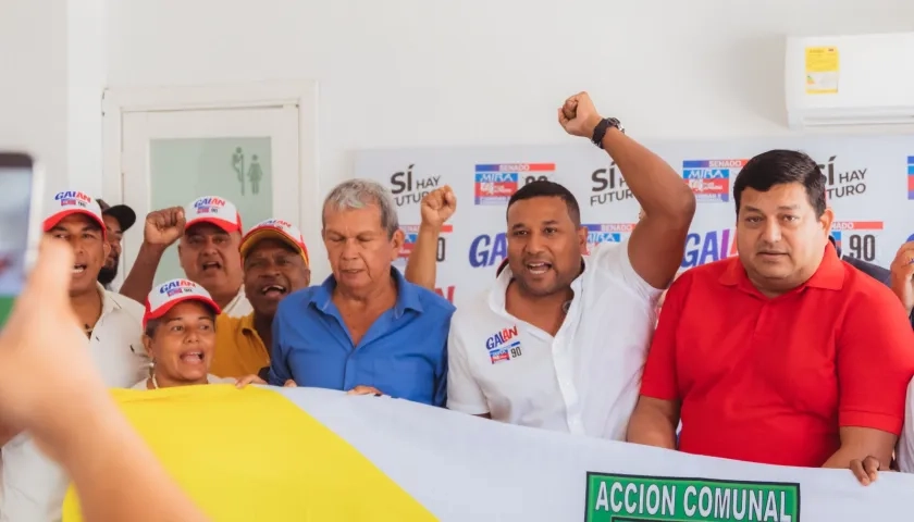 Óscar David Galán junto al movimiento comunal.