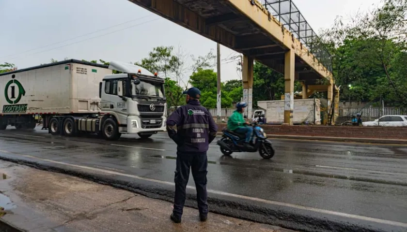 Puente peatonal en la calle 30, en Soledad.