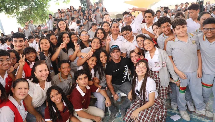Alcalde Char con los estudiantes en su regreso a clases. 