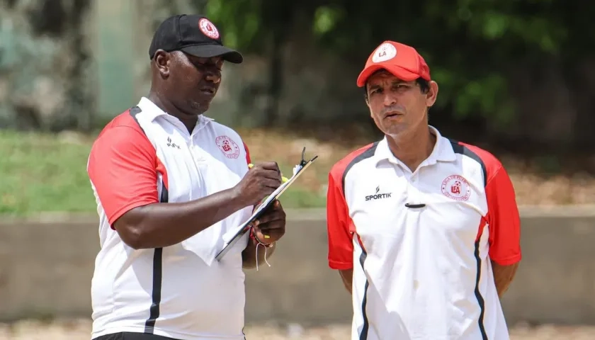 Evert Salas, técnico de la selección Atlántico sub–13, y Adalberto Trespalacios, analista de video.
