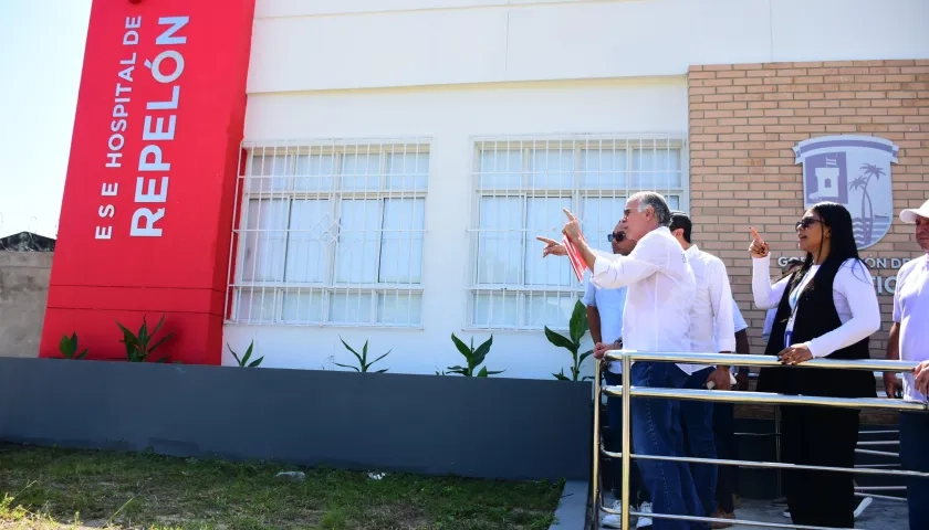 Gobernador Eduardo Verano en la entrega de la ESE de Repelón renovada. 