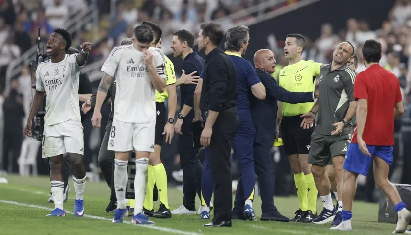 Momento del cruce entre Vinicius y Diego Simeone, técnico del Real Madrid. 