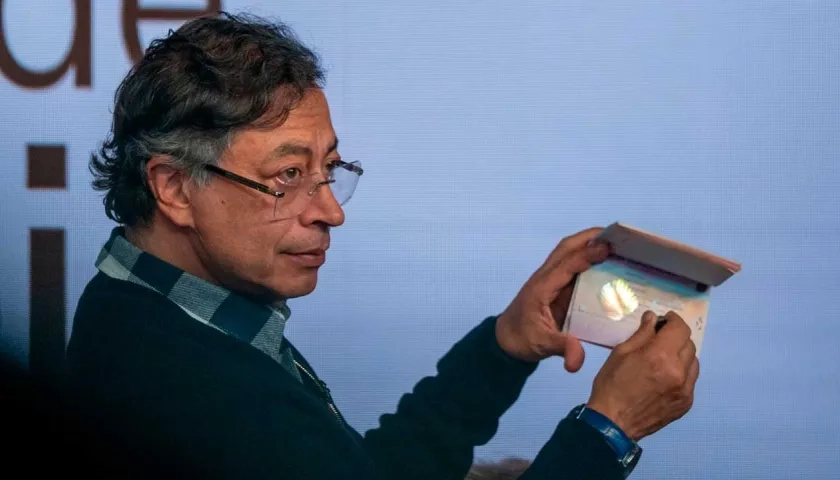 El Presidente Petro con el nuevo pasaporte.