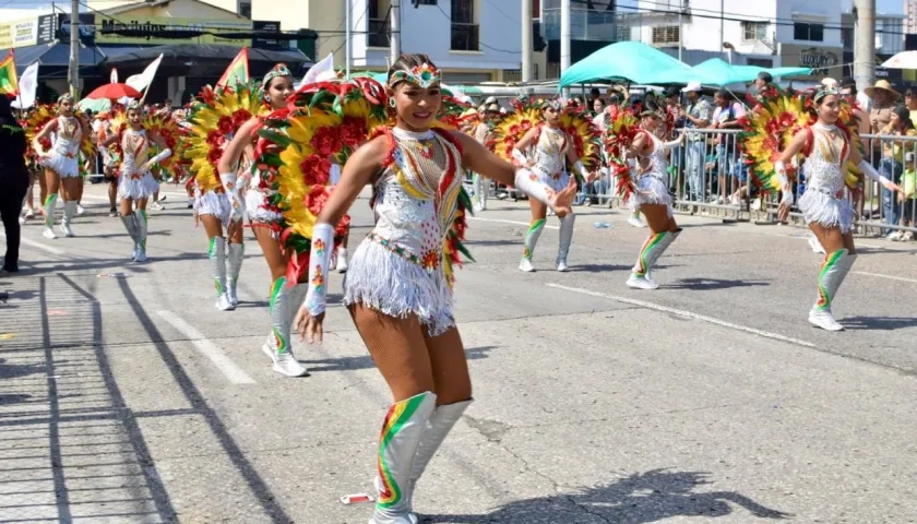 Grupos folclóricos que hacen parte del desfile. 