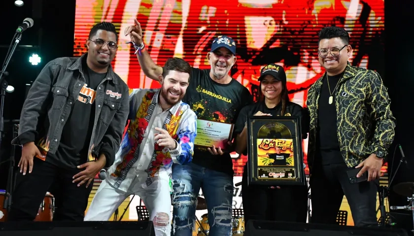 Anamilé Madera, hija de Edwin Madera, recibiendo el reconocimiento.