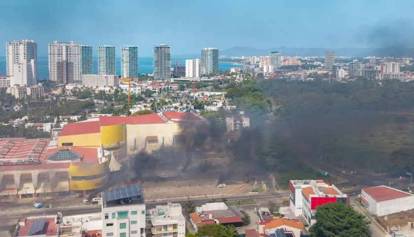 Columnas de humo tras reacciones violentas por el abatimiento de Nemesio Rubén Oseguera Cervantes, alias 'El Mencho'.