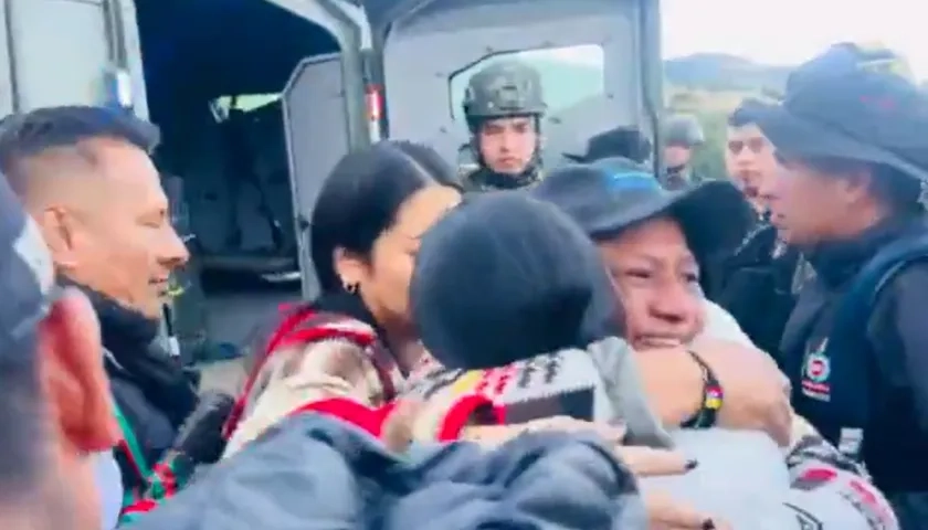 Aída Quilcué abranzándose con sus seres queridos.