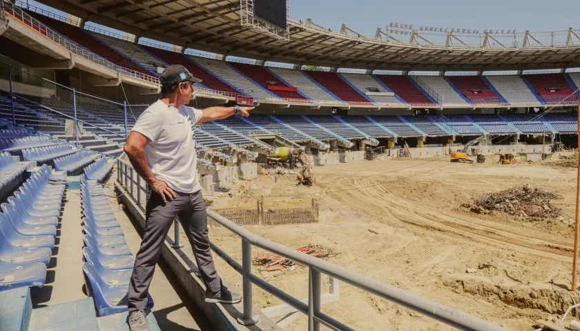 El alcalde Alejandro Char inspeccionando las obras en el Metropolitano. 