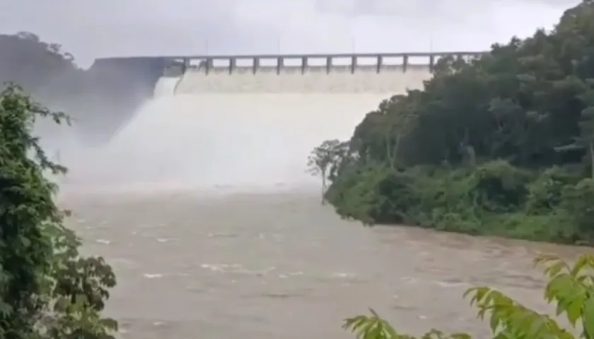Hidroeléctrica Urrá realizando descarga al río Sinú. 