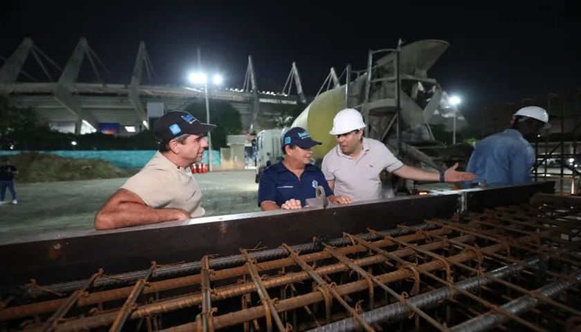 Alcalde Alejandro Char inspeccionando los trabajos en el Metropolitano.