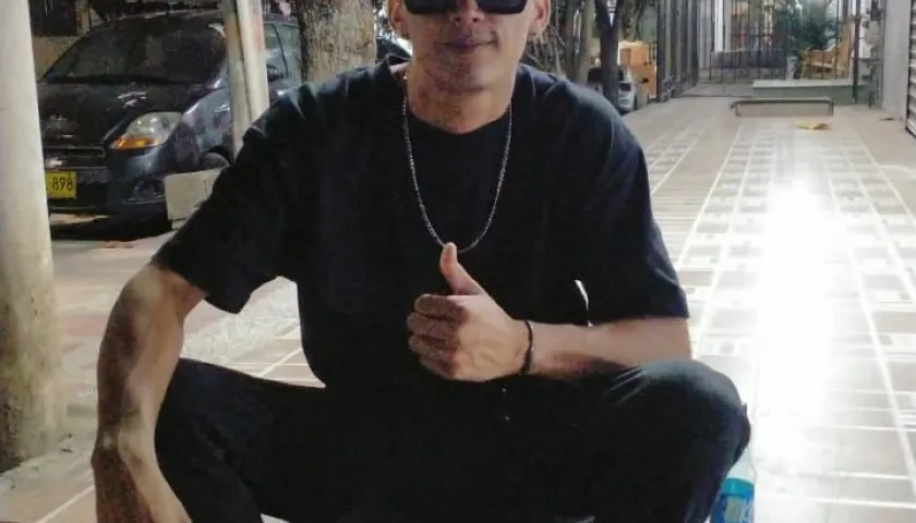 Así estaba vestido el joven cuando desapareció.