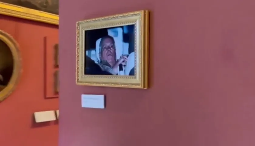 La foto del expríncipe Andrés en el Louvre.