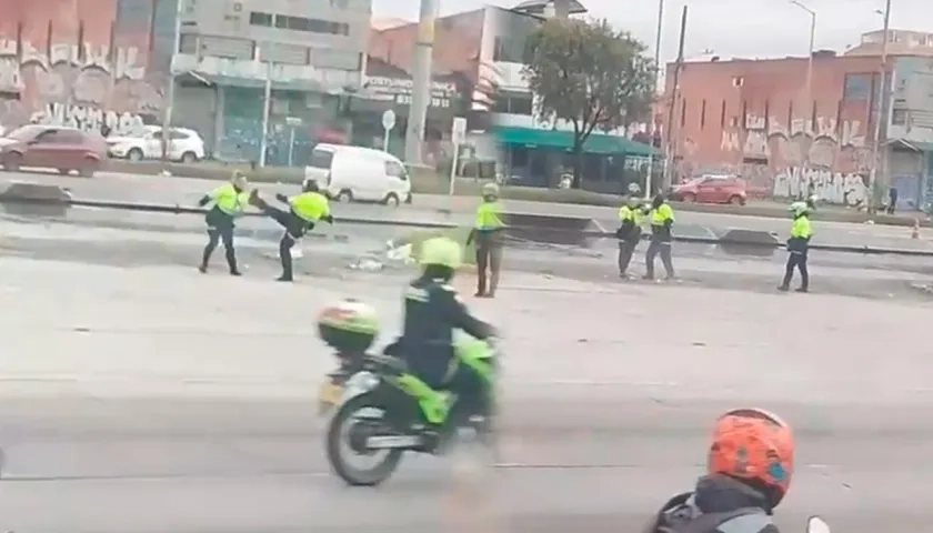 Momento en que uno de los policías era golpeado por su compañero. 