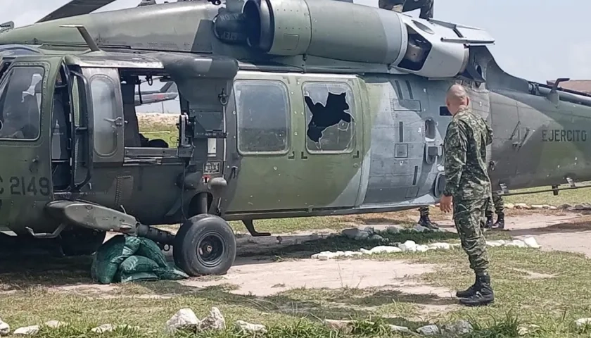 El helicóptero afectado tras el ataque con drones en zona rural de Montecristo, Bolívar. 