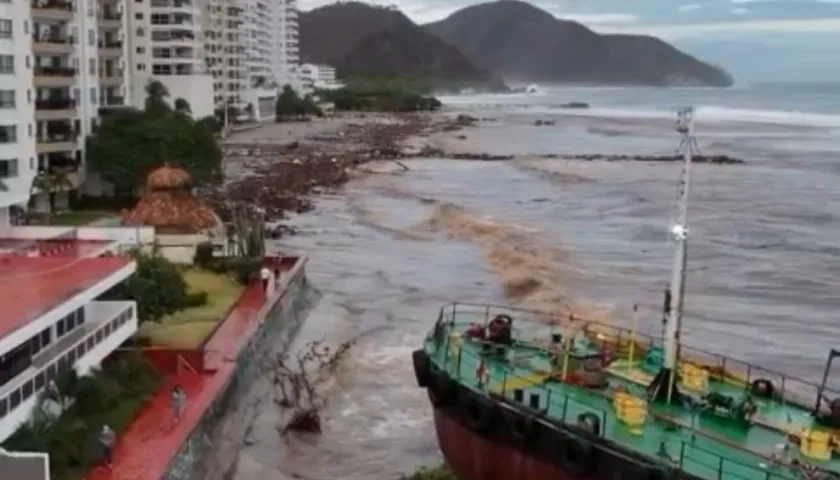 Buque a pocos metros de una casa.