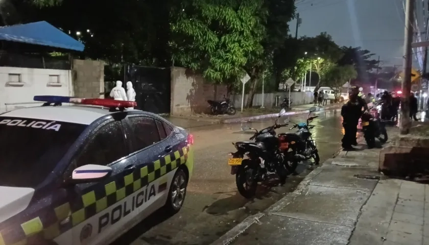 CTI y la Policía en el lugar del atentado en la parte externa de la Distrital El Bosque. 