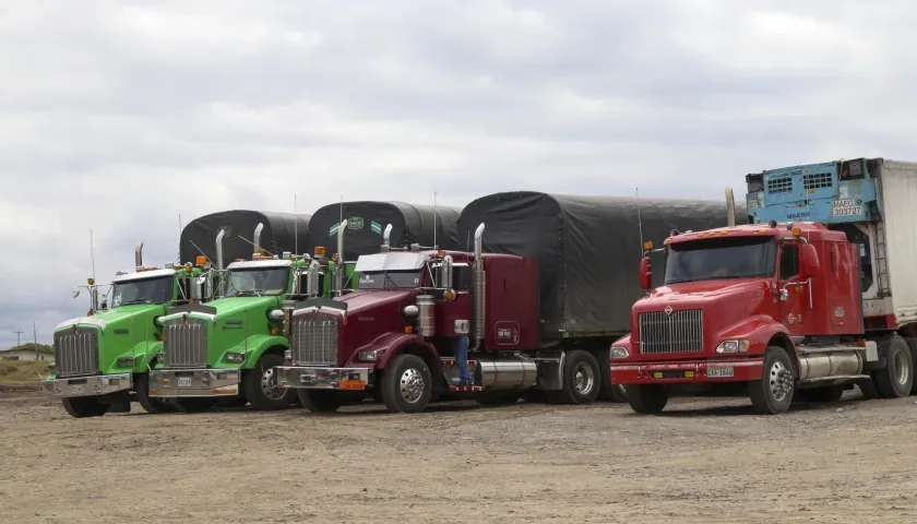 Camiones de carga en la zona fronteriza de Colombia con Ecuador en Rumichaca (Ecuador)