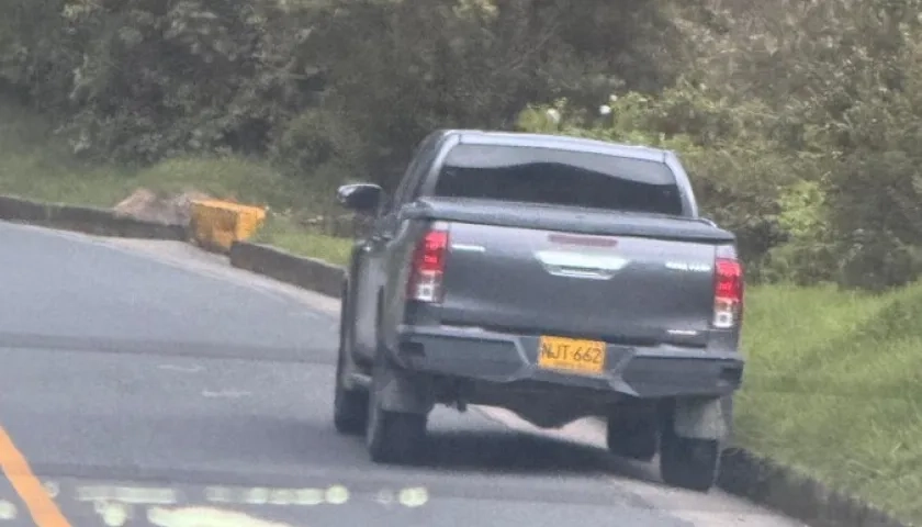 Camioneta abandonada en la vía donde se transportaba la senadora con dos de sus escoltas. 