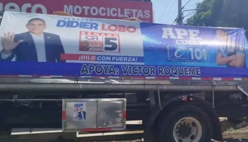 Carrotanque con publicidades de Didier Lobo y Ape Cuello.