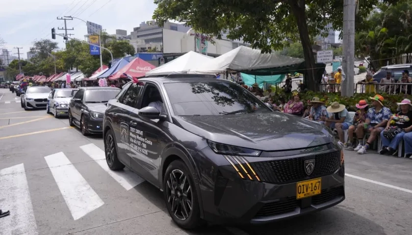 Caravana de carros de alta gama.