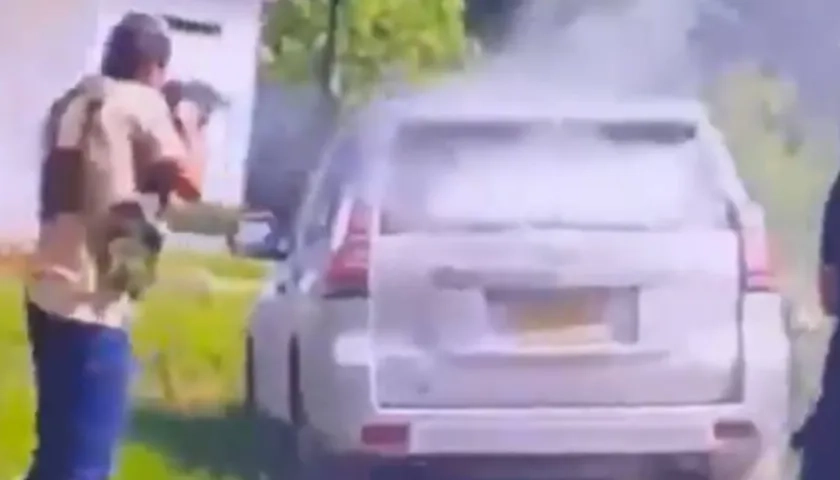 Momento en que disparan a la camioneta.