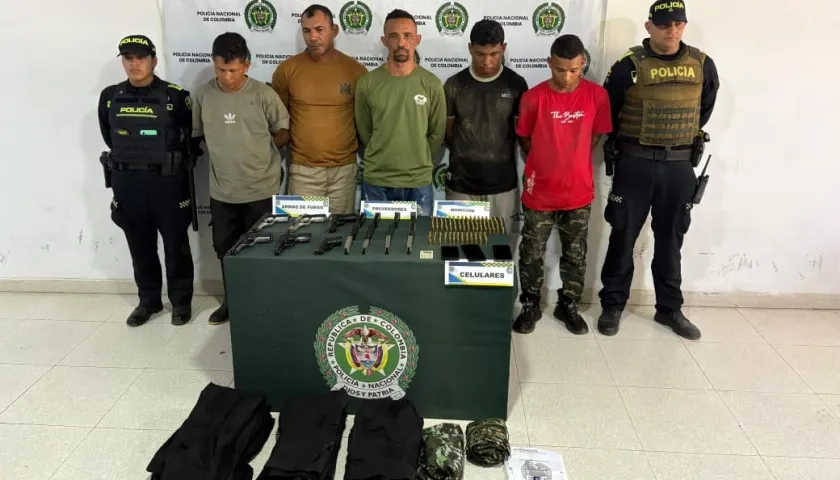 Los capturados y las armas incautadas.