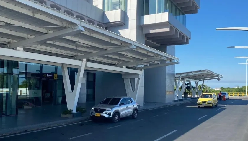 Fachada del Aeropuerto Internacional Ernesto Cortissoz de Barranquilla.