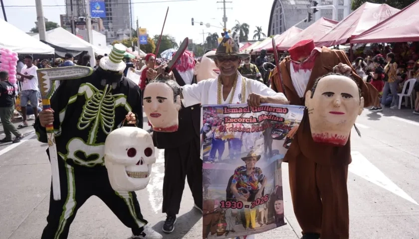 Wilfrido Escorcia, hijo Ismael Escorcia, creador del Descabezado, y los integrantes del disfraz colectivo.