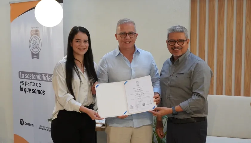 Simón Bolívar Meneses, Director Regional Caribe de ICONTEC entrega el reconocimiento al CEO Carlos Mario Peláez, acompañado por Natalia Struen Fontalvo, de la Cámara de Comercio de Barranquilla.