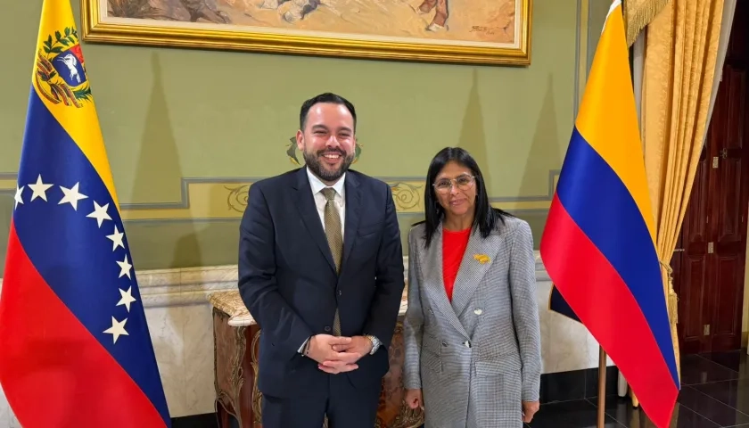 El ministro de Minas y Energía, Edwin Palma, y la presidenta encargada de Venezuela, Delcy Rodríguez.
