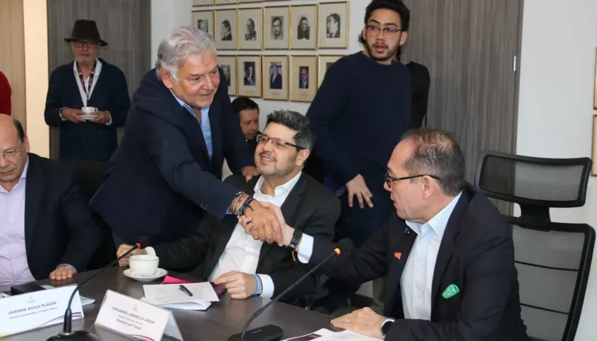 El presidente de Fenalco, Jaime Alberto Cabal, dando la mano al ministro de Trabajo, Antonio Sanguino.