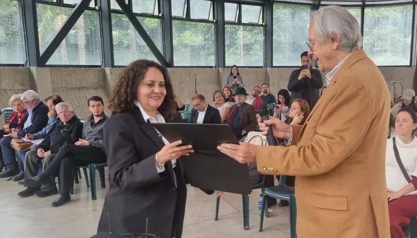 Carlos Roberto Pombo Urdaneta, presidente de la Sociedad de Mejoras y Ornato de Bogotá y María Claudia García Dávila, directora del Jardín Botánico de Bogotá.