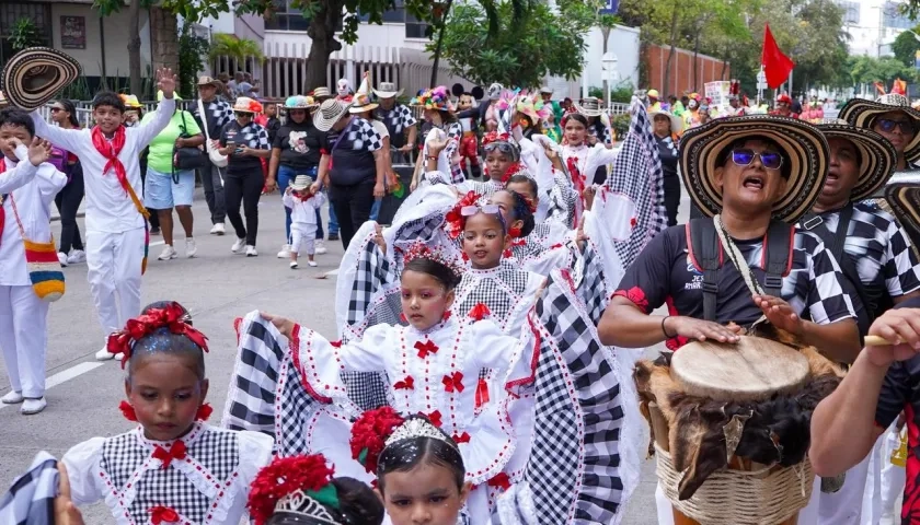 Carnaval de Salvaguarda y Niños en calle 84.