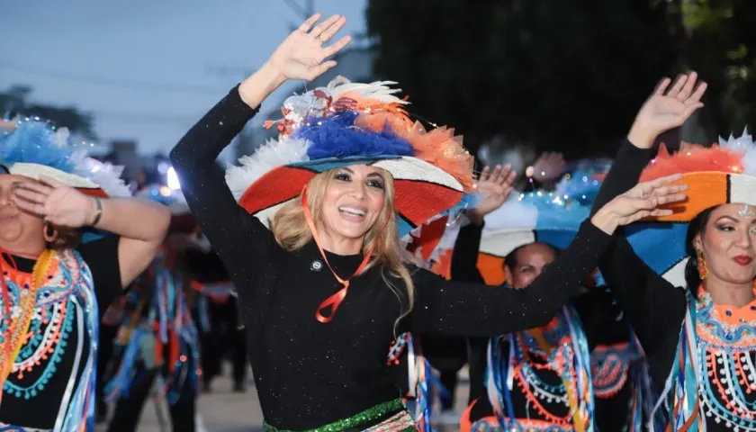 Gerente de Ciudad, Ana María Aljure, con la comparsa Son de Negro.