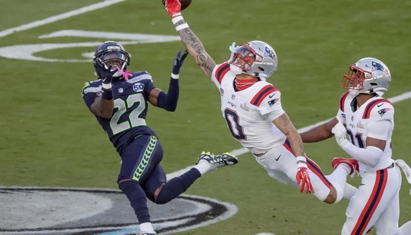 El colombiano Christian González, en una de sus jugadas defensivas.