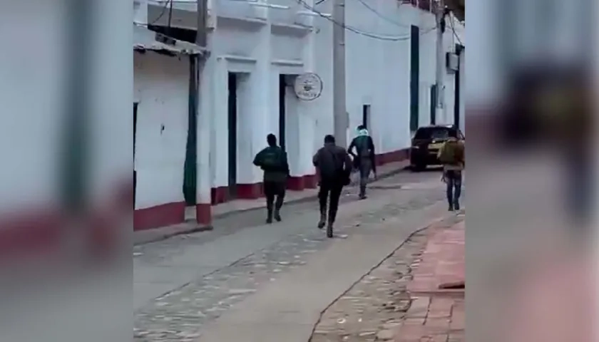 Guerrilleros se pasean por el casco urbano de El Carmen, Norte de Santander.