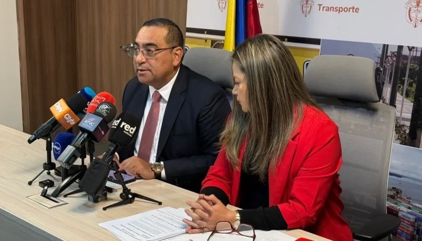 El director de la Aerocivil, Luis Martínez, y la ministra de Transporte, María Fernanda Rojas.