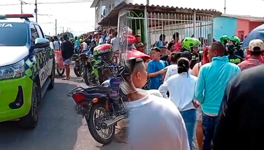 La Policía acordonó el lugar donde ocurrió el crimen en el barrio Villa Esperanza. 