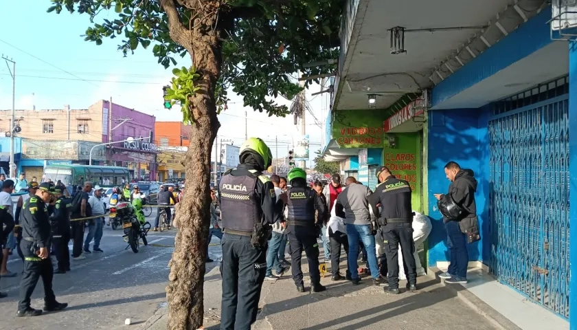 La Sijin se encargó de la inspección del cuerpo del hombre asesinado esta tarde en San Roque. 