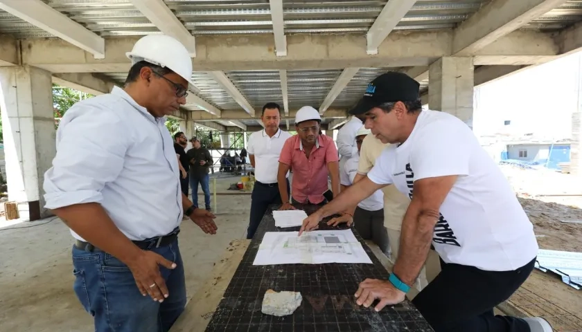 Alcalde Char durante la inspección de las obras. 