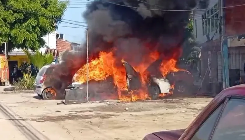 Los vehículos cuando eran consumidos por las llamas. 