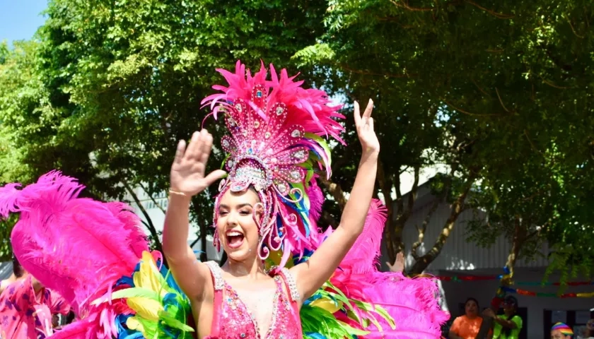 La Reina Sharon Hurtado fue una explosión de color y sabrosura en la 21.