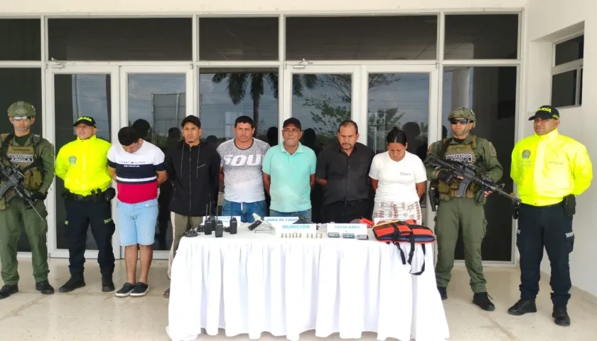 Los capturados y las armas incautadas.