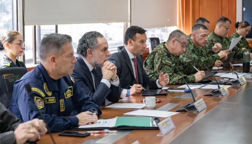 Los ministros del Interior, Armando Benedetti, y Defensa, Pedro Sánchez, en reunión con los órganos de control.