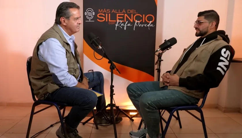 Freddy Huertas, exmiembro de 'Los canarios', en entrevista con el periodista Rafael Poveda.