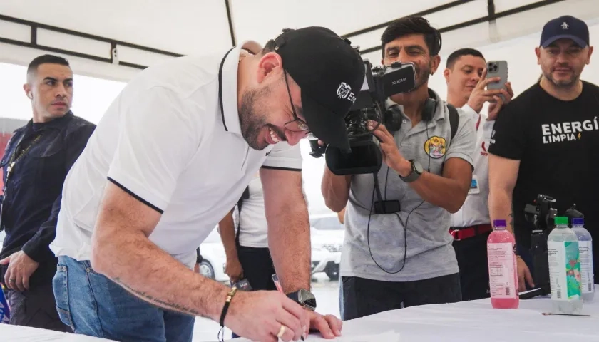 MinMinas firmando la circular