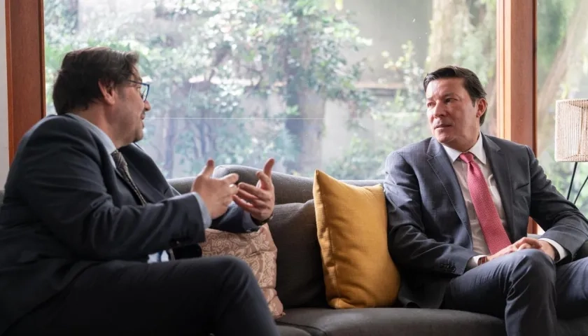 El Registrador Hernán Penagos (derecha) y un representante de la UE.