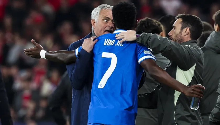 José Mourinho y Vinicius durante el momento polémico del partido.