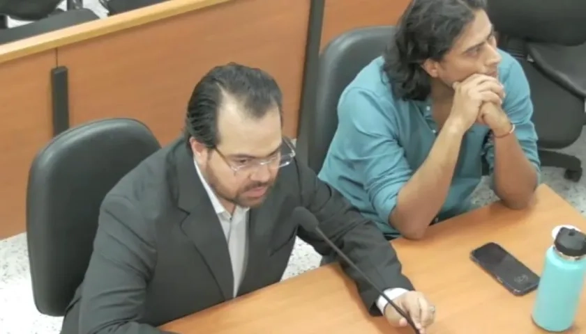 Nicolás Petro junto a su abogado Alejandro Carranza.